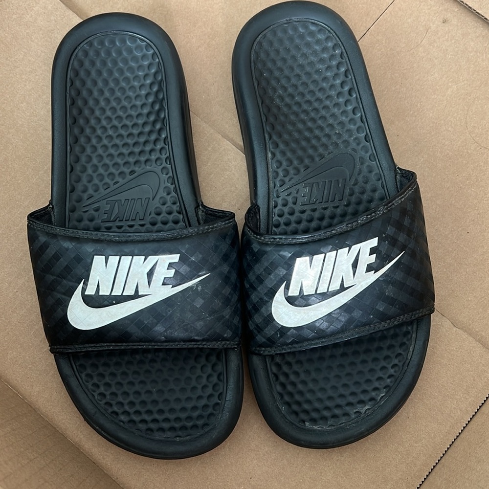 USED Nike Slides